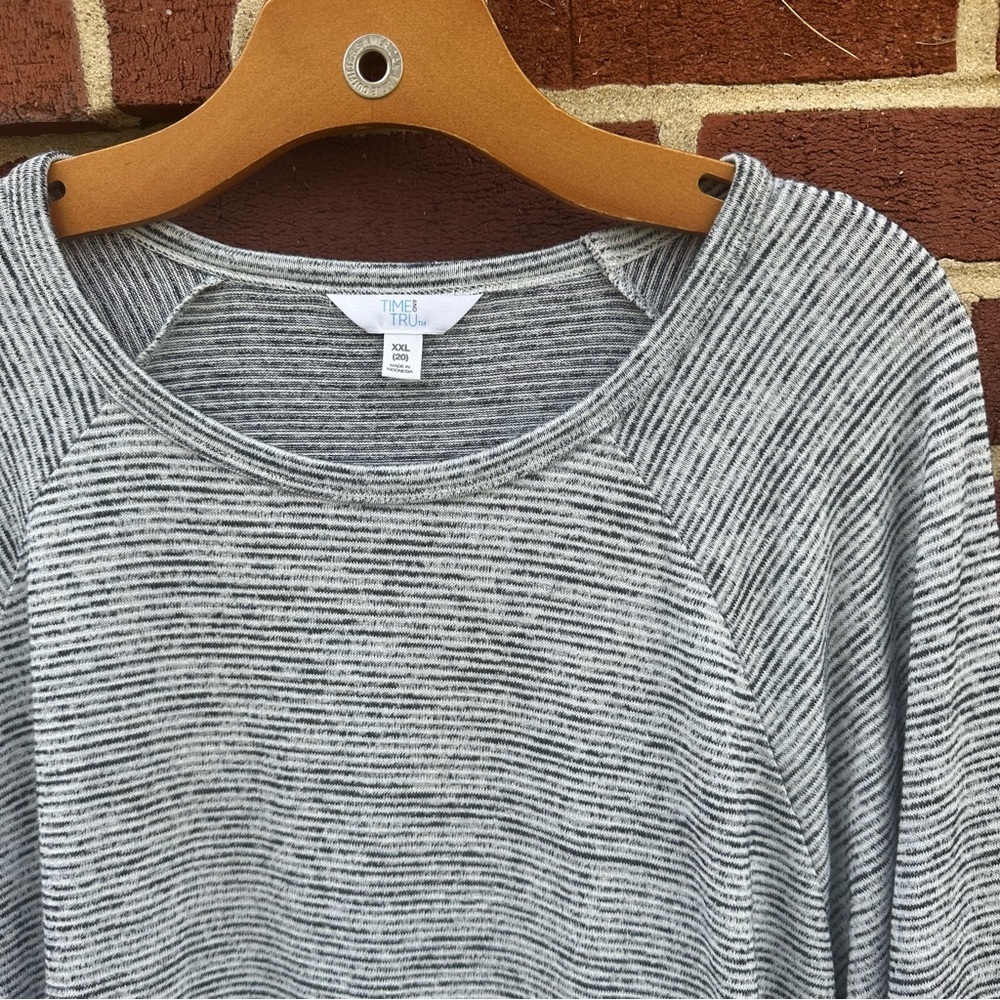 4/$20 Women’s Lightweight Longsleeve - Picture 3 of 3